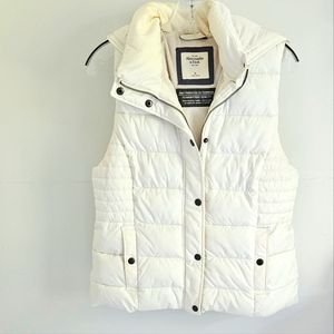 Abercrombie & Fitch white hooded puffer vest